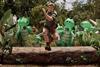 Robert_Irwin_vs._100_crocs_Log_Jump