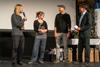 (v.l.n.r.) Festivalleiter Tom Dauer und LOWA-Marketingleiter Ulf Michels übergeben den Preis an Hanna Schneider und Paul Schweller