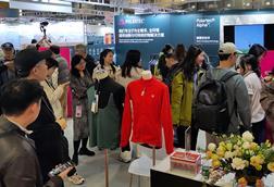 the crowds appeared @ Charles Ross