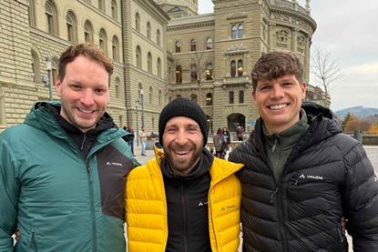 Manfred Meindl (mitte) mit den VAUDE Schweiz Aussendienstmitarbeitern Julian Gautschi (rechts) und Samuel Roth (links)